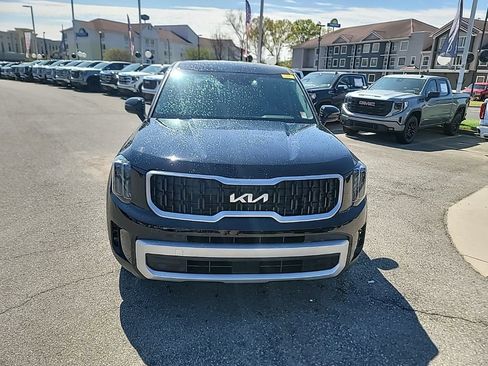 Certified 2025 Kia Telluride LX image 2