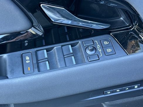 Used 2025 Land Rover Range Rover Evoque S image 13