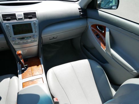 Used 2011 Toyota Camry XLE w/ SE/XLE Extra-Value Pkg image 11