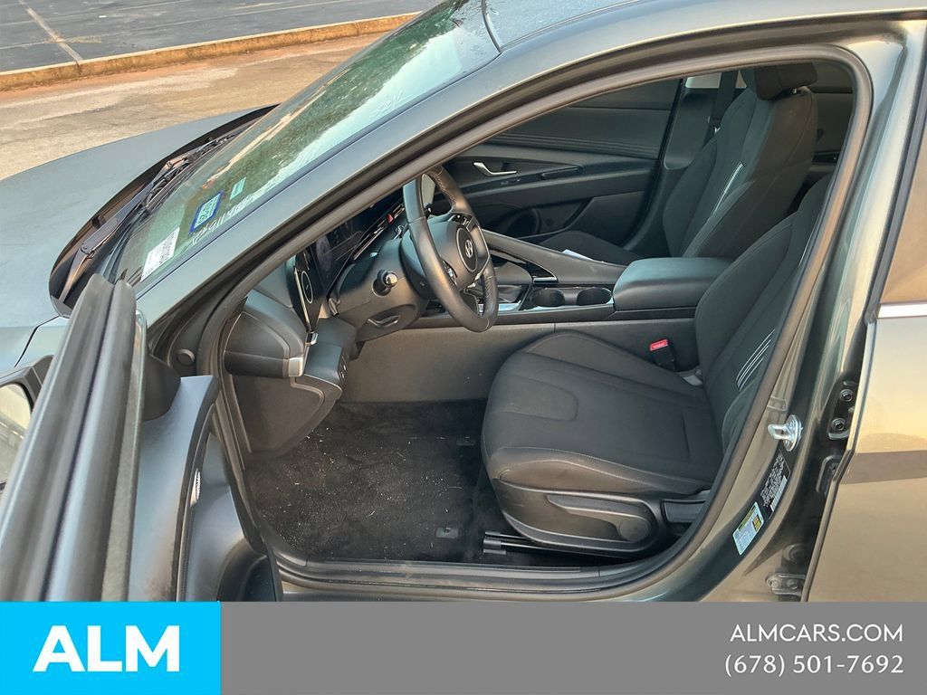 Used 2025 Hyundai Elantra SEL FWD image 11