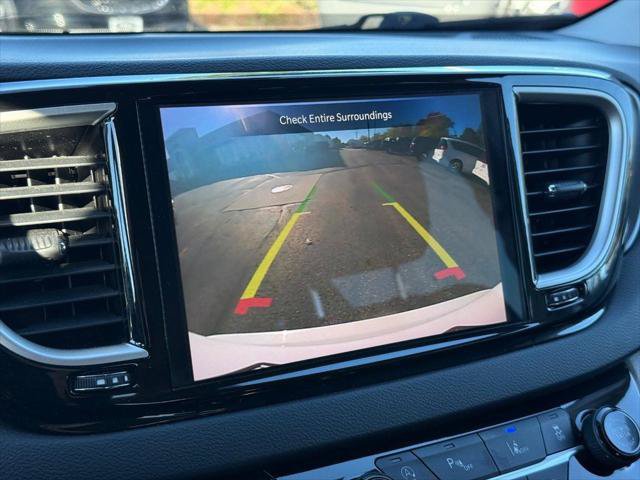 Certified 2024 Chrysler Pacifica Touring-L FWD image 18
