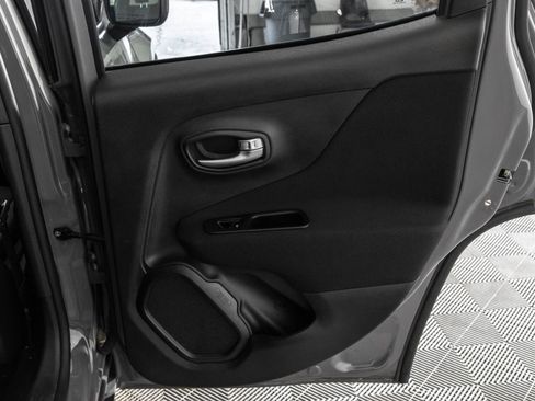 Used 2020 Jeep Renegade Latitude FWD image 37