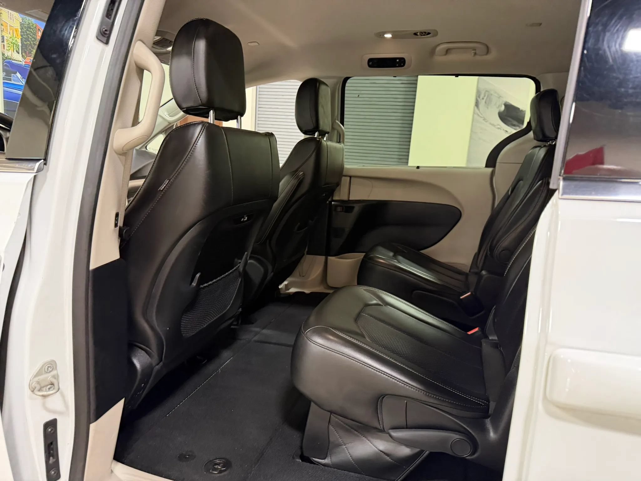 Used 2023 Chrysler Pacifica Touring-L FWD image 28