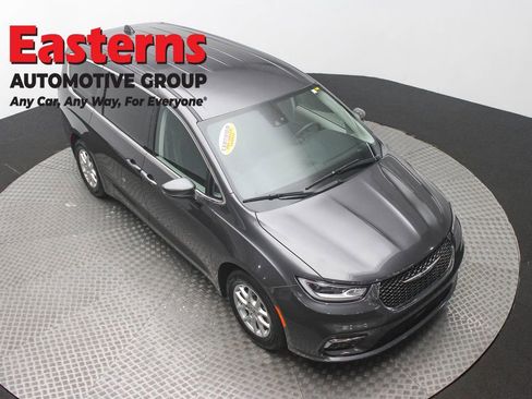 Used 2023 Chrysler Pacifica Touring-L FWD image 3