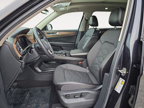 Used 2024 Volkswagen Atlas SE w/ Panoramic Sunroof Package image 9