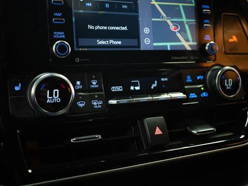 Used 2022 Toyota Highlander XLE FWD image 21