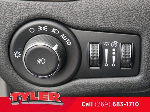 Used 2016 Jeep Cherokee Latitude FWD image 24