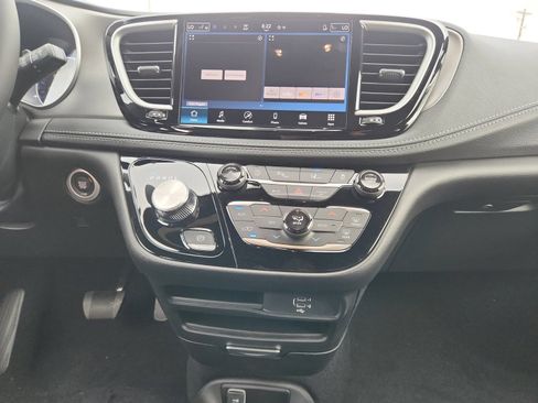 New 2027 Chrysler Pacifica Select FWD image 14