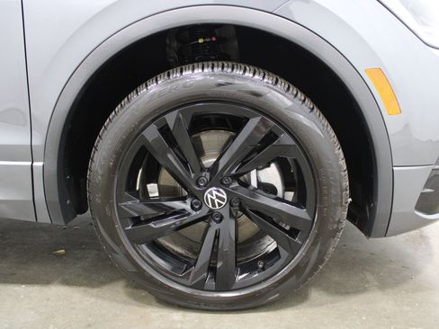 Used 2024 Volkswagen Tiguan SE R-Line AWD/4WD image 5