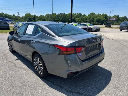Used 2025 Nissan Altima 2.5 SV FWD image 3