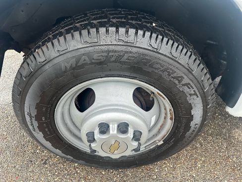 Used 2018 Chevrolet Express 3500 w/ Driver Convenience Package image 24