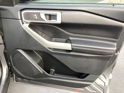 Used 2022 Ford Explorer XLT image 25
