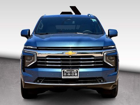 Used 2025 Chevrolet Suburban LT w/ Comfort Package RWD image 3