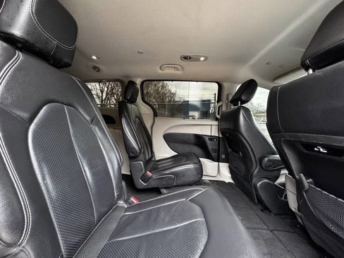 Used 2022 Chrysler Pacifica Touring-L image 18
