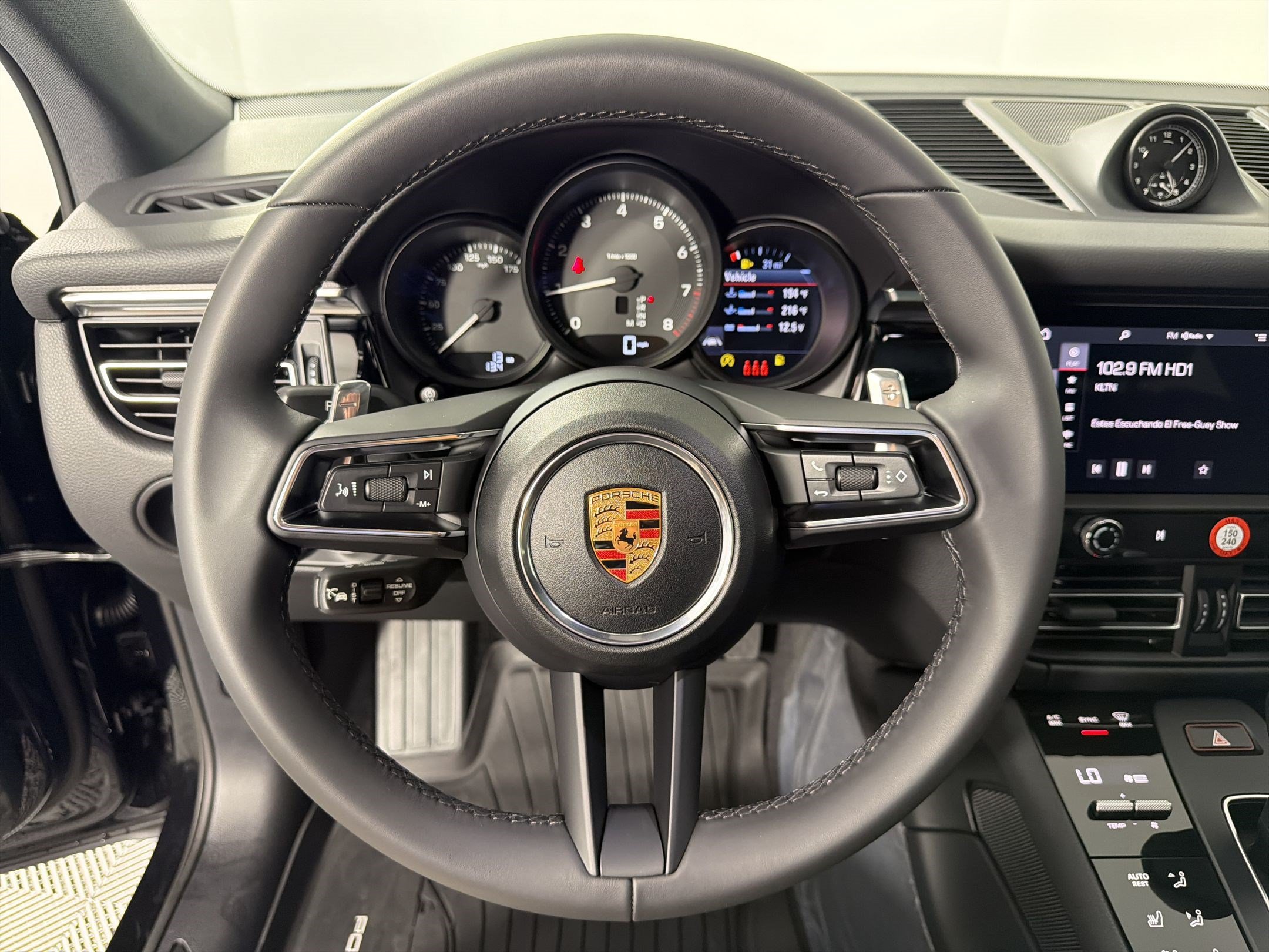 Used 2026 Porsche Macan AWD/4WD image 17