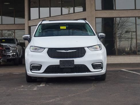Used 2023 Chrysler Pacifica Limited image 7