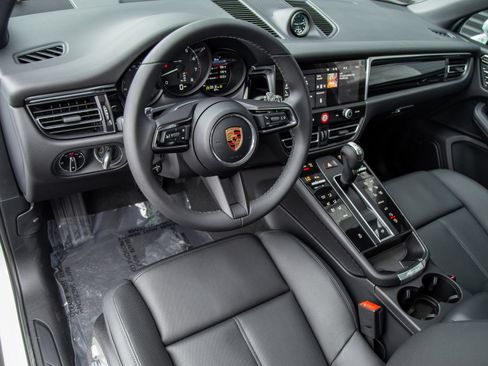Certified 2024 Porsche Macan AWD/4WD image 4