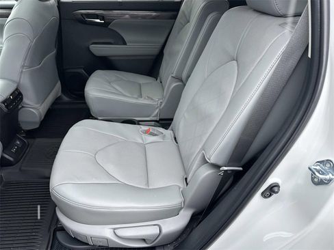 New 2026 Toyota Highlander Platinum image 11