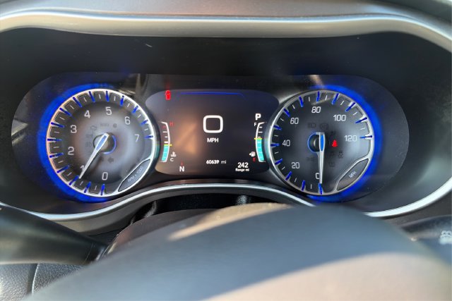 Used 2024 Chrysler Pacifica Touring-L FWD image 15