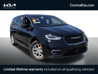 Used 2025 Chrysler Pacifica Select