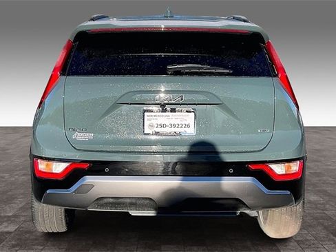 Used 2023 Kia Niro EX Touring image 4