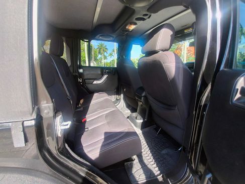 Used 2014 Jeep Wrangler Unlimited Rubicon w/ Connectivity Group AWD/4WD image 33