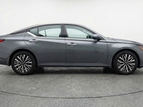 Used 2025 Nissan Altima 2.5 SV image 11