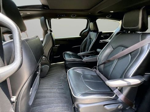 Used 2023 Chrysler Pacifica Limited w/ S Appearance Package FWD image 23