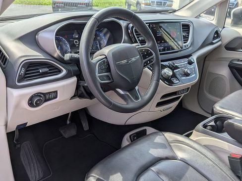 Used 2023 Chrysler Pacifica Touring-L FWD image 9