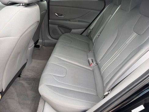 Used 2023 Hyundai Elantra SEL w/ Preferred Accessory Package FWD image 11