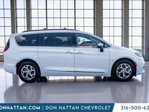 Used 2023 Chrysler Pacifica Limited FWD image 36