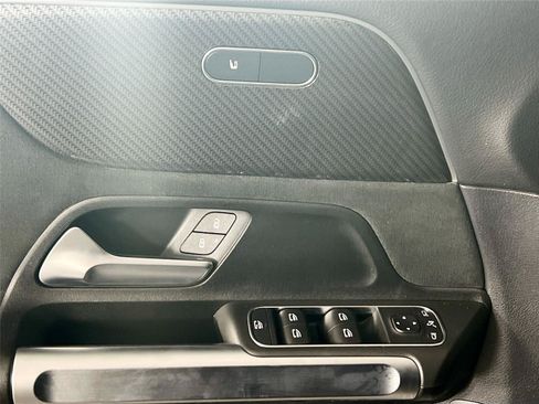 Used 2022 Mercedes-Benz GLB 250 4MATIC image 19