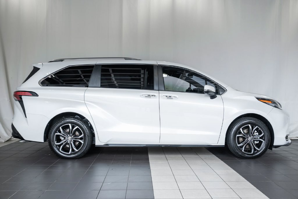 Used 2025 Toyota Sienna Platinum AWD/4WD image 3