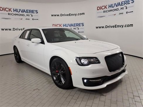 Used 2023 Chrysler 300 C image 3
