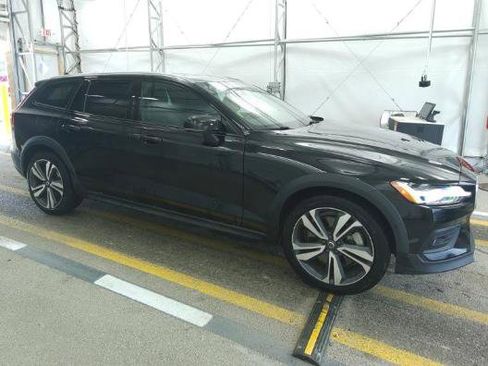 Used 2025 Volvo V60 B5 Cross Country Plus AWD/4WD image 2