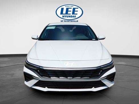 Used 2025 Hyundai Elantra SE FWD image 8