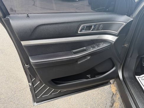 Used 2017 Ford Explorer XLT w/ Equipment Group 202A AWD/4WD image 10