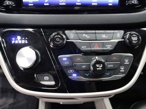 Used 2024 Chrysler Pacifica Touring-L FWD image 31