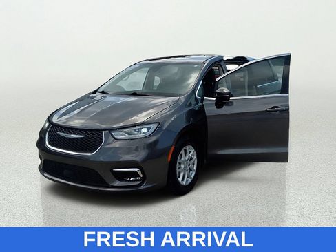 Used 2023 Chrysler Pacifica Touring-L FWD image 11