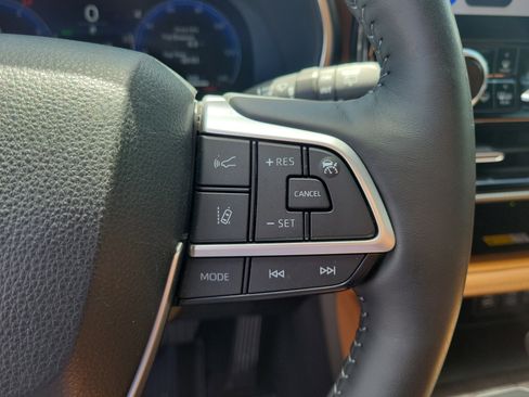 Used 2024 Toyota Highlander Platinum FWD image 24