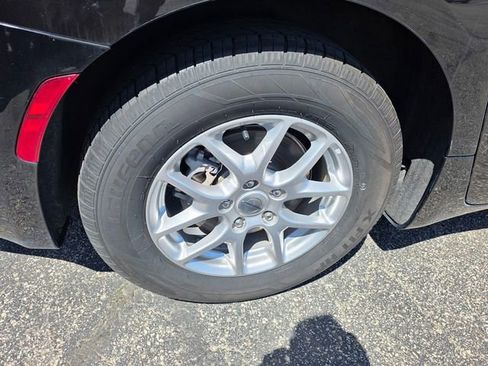 Used 2024 Chrysler Pacifica Touring-L FWD image 36