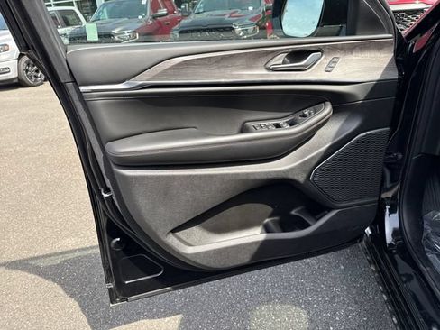 New 2025 Jeep Grand Cherokee Overland AWD/4WD image 15