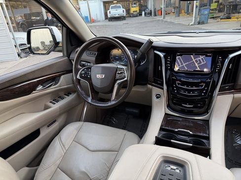 Used 2016 Cadillac Escalade Luxury image 38