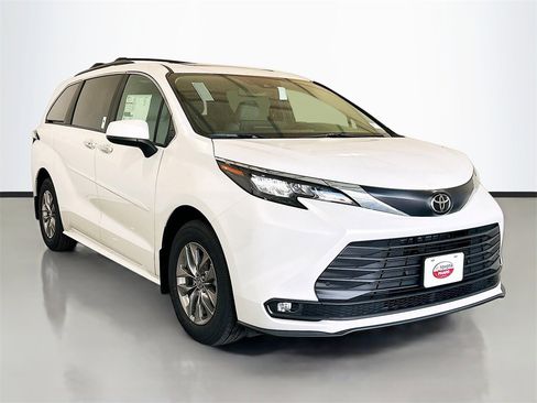 New 2026 Toyota Sienna XLE image 3