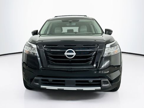 Used 2024 Nissan Pathfinder SL w/ Black Appearance Package AWD/4WD image 2