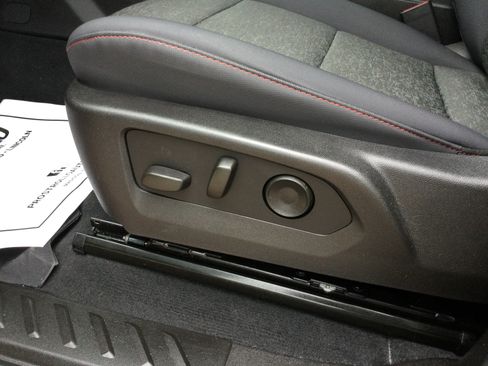 Used 2025 Chevrolet Colorado Z71 w/ LPO, Skid Plate Package AWD/4WD image 11