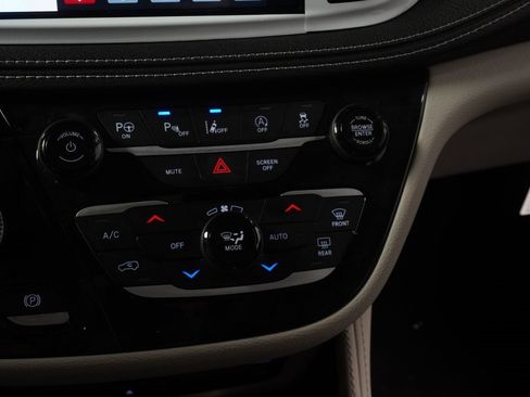 New 2023 Chrysler Pacifica Limited w/ Uconnect Theater Family Group image 26