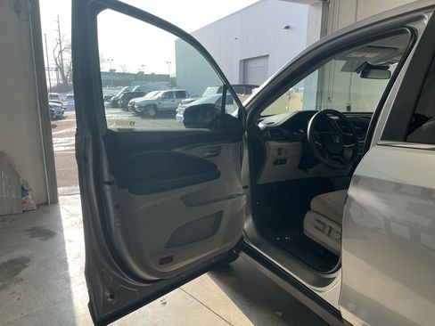 Used 2021 Honda Pilot EX image 32