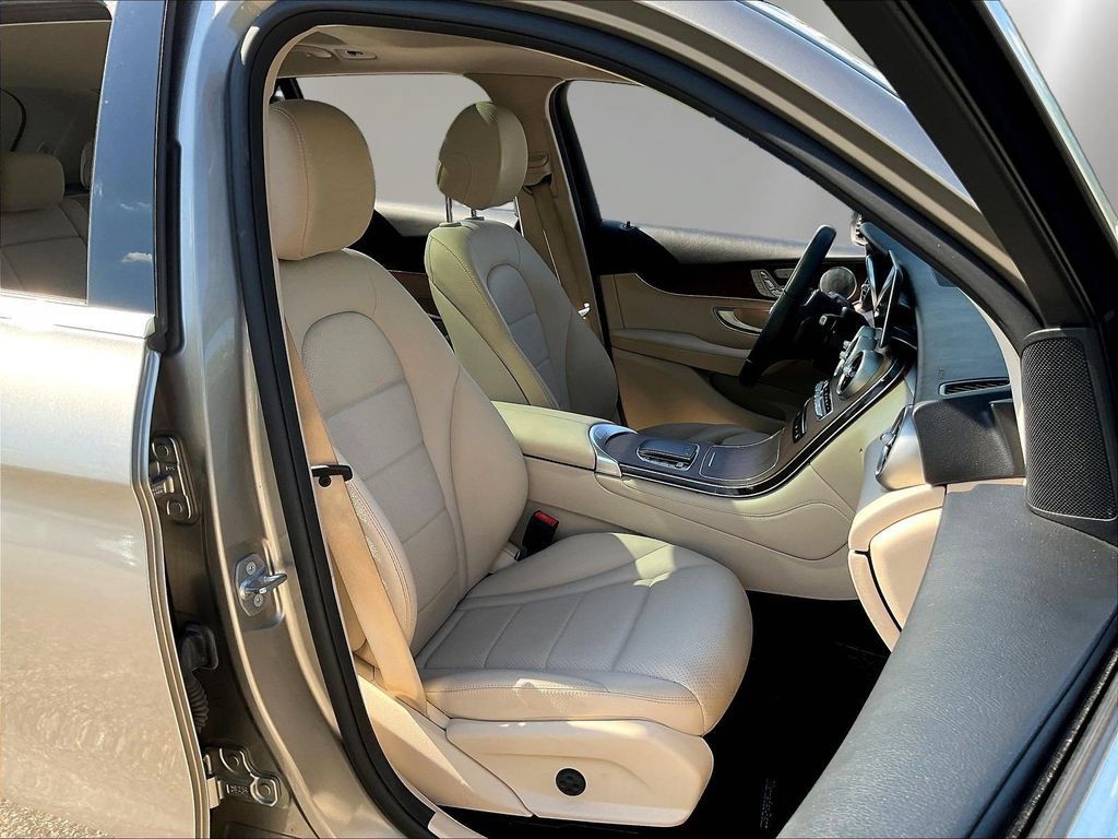 Used 2020 Mercedes-Benz GLC 300 image 29