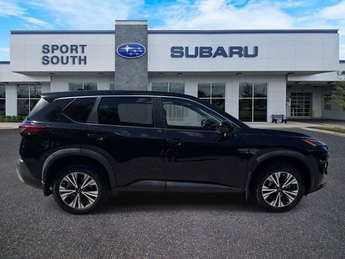 Used 2022 Nissan Rogue SV FWD image 2